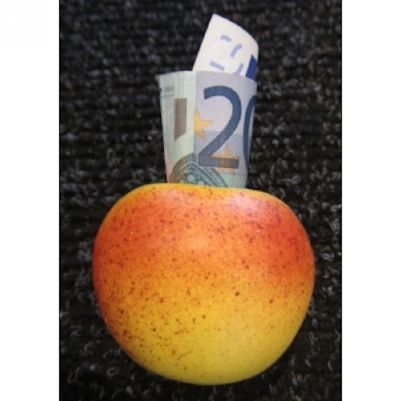 Geldschein in Apfel